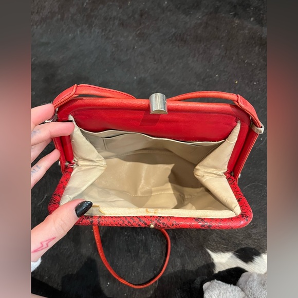 VINTAGE Italian Red Leather Shoulder Strap Purse with Snakeskin Leather Details - Picture 4 of 13